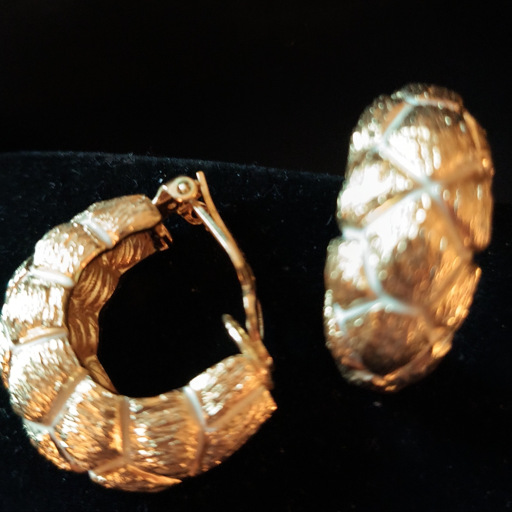 St John Vintage Gold Clip-On Earrings Chunky Nuggets Hoop Texture Large 59$